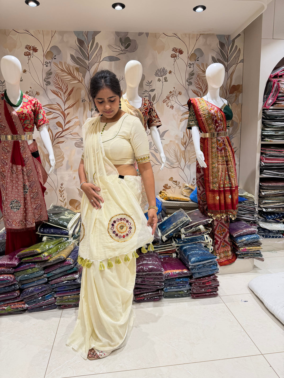 Ivory khadi cotton saree with real mirror handwork - view 10